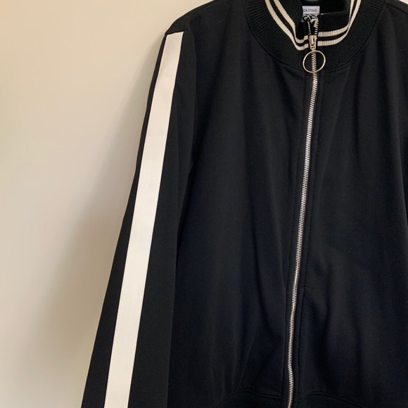 Trendy Black Jakcet - Picture 2 of 5